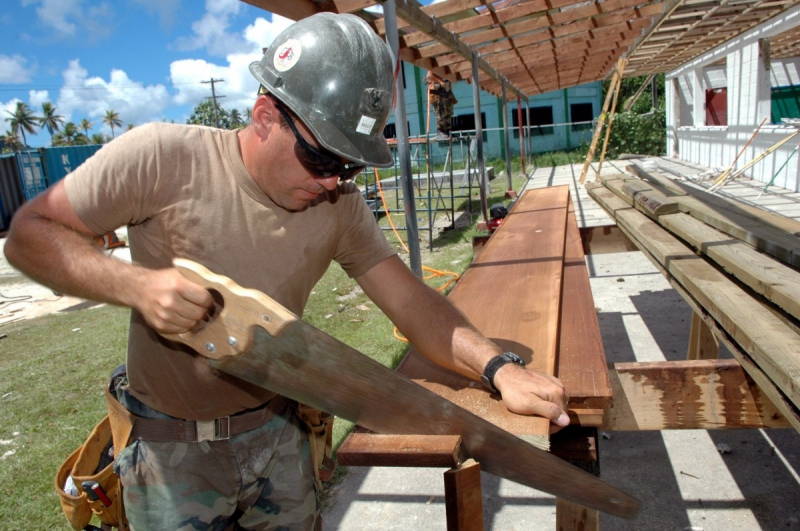 ebeniste-MONS-min_worker_construction_building_carpenter_male_job_build_helmet-893290